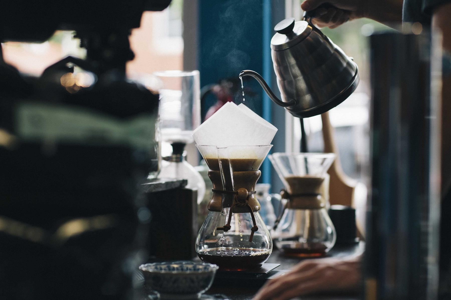 Café de filtro en la barra de Estetica Valle Sereno